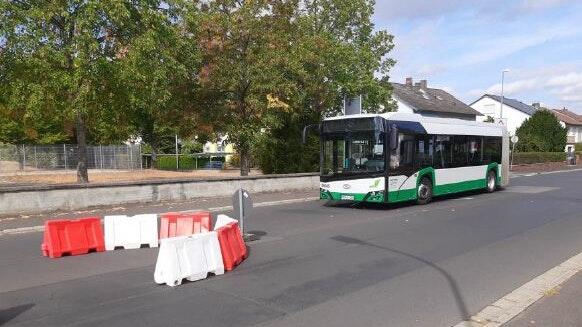 Eine der provisorischen Querungshilfen in der Bodelschwinghstraße Eine der provisorischen Querungshilfen in der Bodelschwinghstraße