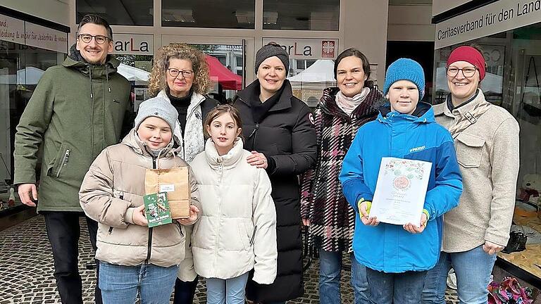 Die Gewinner bei der Prämierung: Unser Bild zeigt (von links, hinten) Bürgermeister Jan Marberg, die Stadträtinnen Karin Ott und Heike Greenberg-Kremser, die Lehrkräfte Katja Dittmayer, und Juliane Leimbach sowie (vorne) die Schülerinnen und Schül...       -  Die Gewinner bei der Prämierung: Unser Bild zeigt (von links, hinten) Bürgermeister Jan Marberg, die Stadträtinnen Karin Ott und Heike Greenberg-Kremser, die Lehrkräfte Katja Dittmayer, und Juliane Leimbach sowie (vorne) die Schülerinnen und Schüler der Mittelschule, Marvin, Lilly und Lennard.