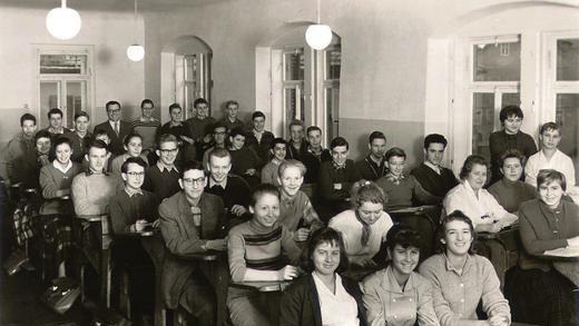 So sahen sie früher aus: Das Klassenfoto von 1958 die Abiturklasse von 1961 mit Klassenleiter Heinrich Sendner (stehend hinten Mitte) im alten Unterrichtsraum im Bildhäuser Hof, wo sich heute die Stadtbibliothek befindet. Unaufmerksame Schüler blickten nach links aus der Fensterreihe zum oberen Marktplatz hin, wo die Stadtpfarrkirche die beiden alten Häuser damals wesentlich deutlicher überragte als die Marktbärbel-Passage, die heute an deren Stelle steht.