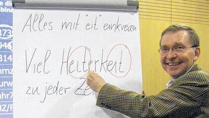 Denken als Sport: Siegfried Lehrl erläutert ein geistiges Aufwärmtraining bei einem Seminar in Bad Nauheim.