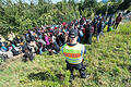 Deutsch-österreichische Grenze       -  Flüchtlinge an der deutsch-österreichischen Grenze zwischen Salzburg und Freilassing. Foto: Armin Weigel/Archiv