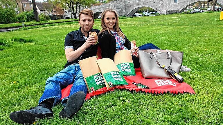 So lässt sich's aushalten: Thomas Herrmann vom Stadtmarketingverein und Anne Derday, Öffentlichkeitsreferentin der Stadt Ochsenfurt, picknicken schon mal probeweise auf der Mainwiese.