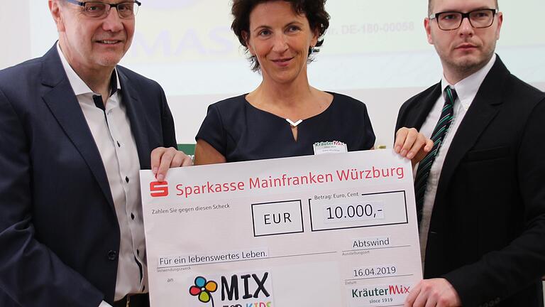 An den Verein 'Mix for Kids' spendet  das Unternehmen im Jubiläumsjahr 10 000 Euro. Im Bild (von links) Christoph Mix, Geschäftsführerin und Vereinsvorsitzende Silke Wurlitzer und Bernhard Mix.