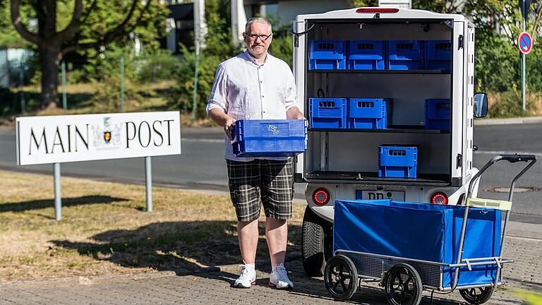 Im Kofferraum des Elektro-Flitzers hat Ralf Göpfert, Mitarbeiter in der Zustellung, viel Platz für Zeitungen und Briefe. Auch vorne im Auto bringt er noch drei Kisten unter.