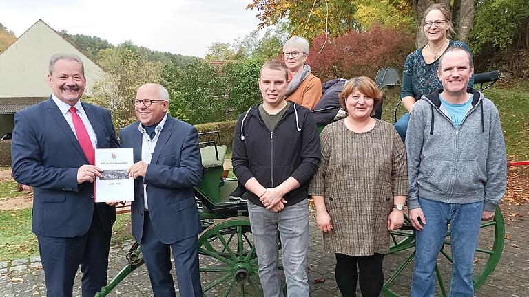 Bei der 800 Jahrfeier in Brunntal überreichte Ortsvorsteher Ulrich Dluzak (Zweiter von links) eine Ortschronik an Bürgermeister Ottmar Dürr. Mit dabei (weiter von links) Ortschaftsrat Lukas Rüttling, Gemeinde- und Ortschaftsrätin Maria Höfling,  Ortschaftsrätin  Karin Eisemann, Ortschaftsrat Thomas Derr und die stellvertretende Ortsvorsteherin Petra Hiller (oben).