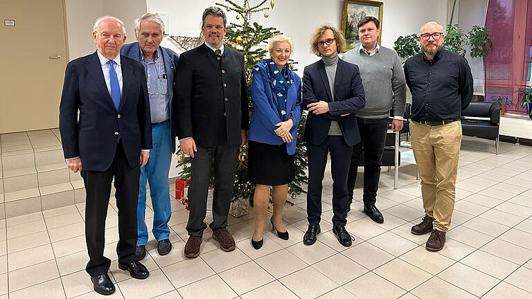 Auf dem Foto (von links): Dr. Ingo Friedrich (Aufsichtsrat), Robert Stich (stellv. Vorsitzender des Aufsichtsrats), Michael von Hohenhau (Vorsitzender der Aufsichtsrats), Petra Guttenberger (Aufsichtsrat), Andreas Müßig (Vorstand), Peter Hohlweg (Aufsichtsrat), Martin Strekies (Prokurist der Arche Noris) /es fehlt Eberhard Engeroff (Vorstand).