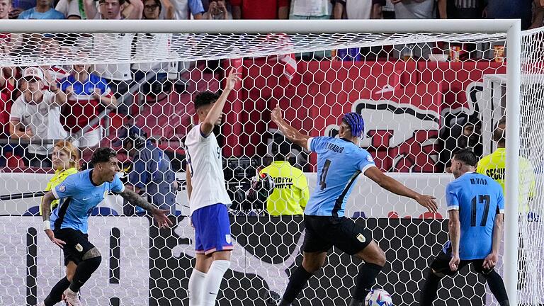 Copa América: USA - Uruguay       -  Uruguays Mathias Olivera (l) entscheidet mit seinem Tor das Aus der US-Mannschaft.