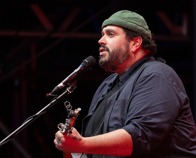 Mathias Kellner verarbeitet auch Episödchen aus seinem schwierigen Leben zur Gitarre.