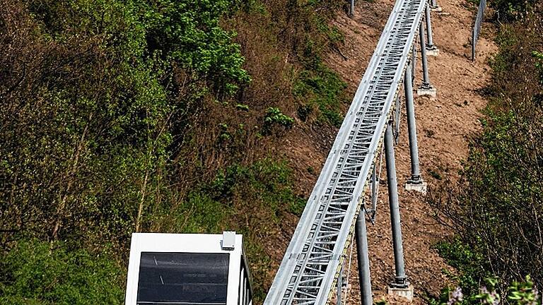 Der Schrägaufzug, der den Koblenzer Stadtteil Ehrenbreitstein mit der Festung Ehrenbreitstein verbindet, kann pro Stunde bis zu 300 Passagiere befördern. Foto: Thomas Frey, dpa