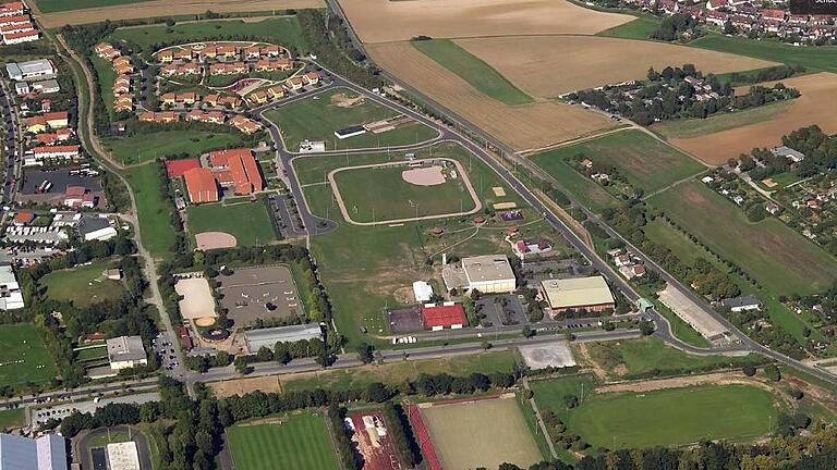 Alle Häuser in Yorktown (oben) sind bezogen. Die International School Mainfranken (darunter rote Gebäude) hat erfolgreich ihren Betrieb aufgenommen. Die Zukunft der Sporthallen auf dem Kesslerfield (Mitte rechts) ist noch offen.