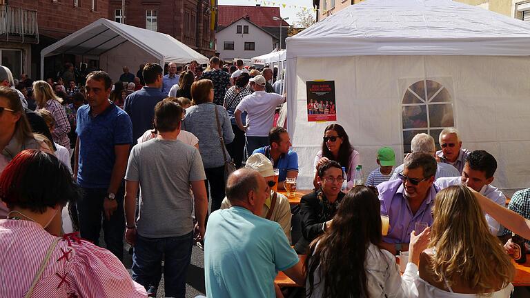 Beim Bummeln über den Michaelismarkt in Neubrunn wurde es manchmal recht eng in der Budenstraße.