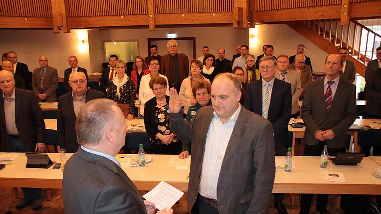 Zu Beginn der jüngsten Kreistagssitzung vereidigte Landrat Thomas Bold den neuen CSU-Kreisrat Daniel Wehner, der für den zurückgetretenen Michael Heppes nachrückte. Foto: Ralf Ruppert       -  Zu Beginn der jüngsten Kreistagssitzung vereidigte Landrat Thomas Bold den neuen CSU-Kreisrat Daniel Wehner, der für den zurückgetretenen Michael Heppes nachrückte. Foto: Ralf Ruppert