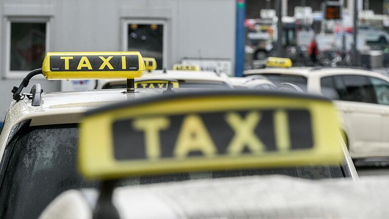 Nach einem Stadtratsbeschluss soll Taxifahren in Würzburg deutlich teurer werden. Im Bild wartende Taxis am Hauptbahnhof.