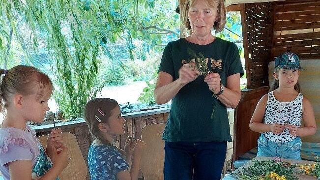 Interessiert lauschen die Kinder den Erläuterungen von Maria Götz zu den einzelnen Kräutern.&nbsp;