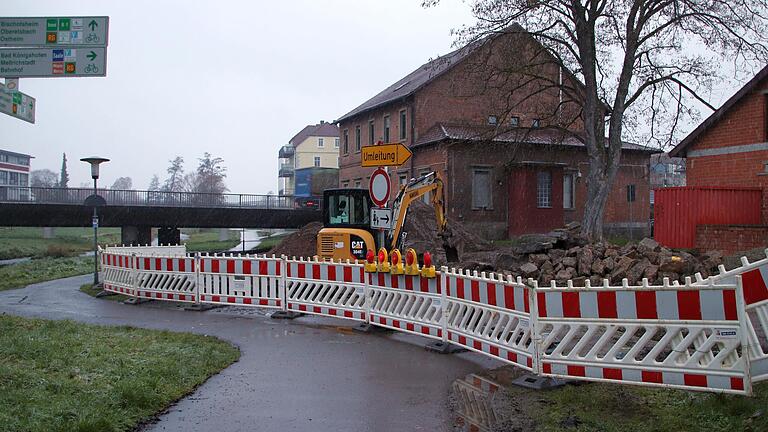 Die Bauarbeiten für den letzten Abschnitt des Hochwasserschutzes entlang der Brend und Saale haben begonnen.