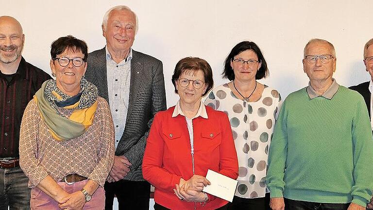 Ehrungen beim Trimm-Dich-Verein Ebenhausen e.V. für langjährige Mitgliedschaft: ( von links) Matthias Kuhn (40 Jahre), Erna Hofmann (25 Jahre), Fridolin Schubert (50 Jahre), Wiltrud Hartung, Christine Kuhn, Herbert Distler (alle 25 Jahre) und Wern...       -  Ehrungen beim Trimm-Dich-Verein Ebenhausen e.V. für langjährige Mitgliedschaft: ( von links) Matthias Kuhn (40 Jahre), Erna Hofmann (25 Jahre), Fridolin Schubert (50 Jahre), Wiltrud Hartung, Christine Kuhn, Herbert Distler (alle 25 Jahre) und Werner Dengler (1. Vorsitzender)