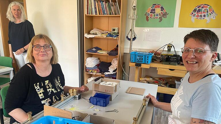 Arbeitstherapie ist ein wichtiger Faktor im strukturellen Ablauf des Tages und den Klienten sehr wichtig. Im Hintergrund Sozialpädagogin und Leiterin Adriana Berdami-Strunz. Arbeitstherapie ist ein wichtiger Faktor im strukturellen Ablauf des Tages und den Klienten sehr wichtig. Im Hintergrund Sozialpädagogin und Leiterin Adriana Berdami-Strunz.