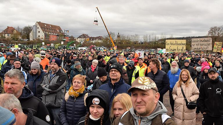 Rund 1500 Menschen protestierten am Samstag auf der Marktheidenfelder Martinswiese am Main gegen die Politik der Bundesregierung.