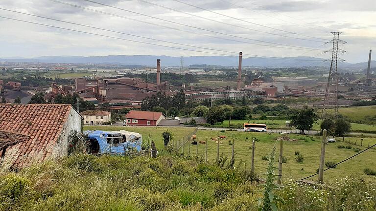 Blick auf das Asturias Stahlwerk im Norden von Spanien. Für diese Region soll Atacama New Vision aufzeigen, wie der Einsatz von Wasserstoff als Energieträger gelingen und die Region voranbringen kann. Blick auf das Asturias Stahlwerk im Norden von Spanien. Für diese Region soll Atacama New Vision aufzeigen, wie der Einsatz von Wasserstoff als Energieträger gelingen und die Region voranbringen kann.