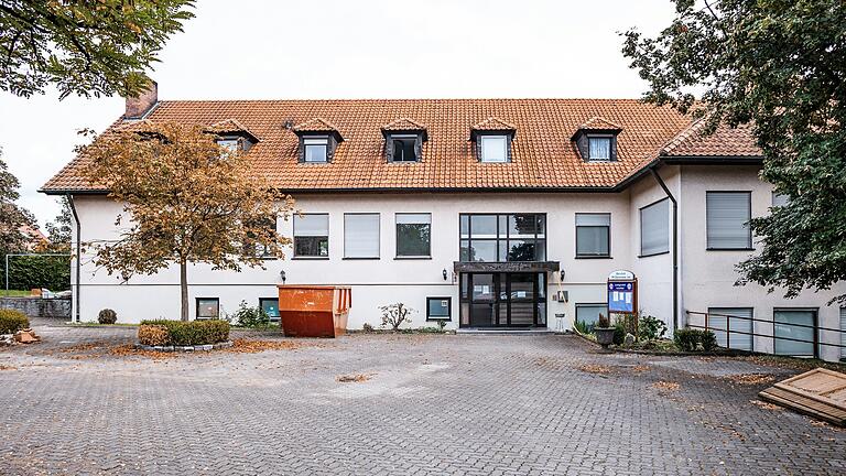 Seit März ist der ehemalige Gasthof Schafhof eine Gemeinschaftsunterkunft für Geflüchtete. Die Gemeinde Theres will das verhindern und ist deshalb vors Verwaltungsgericht gezogen. Seit März ist der ehemalige Gasthof Schafhof eine Gemeinschaftsunterkunft für Geflüchtete. Die Gemeinde Theres will das verhindern und ist deshalb vors Verwaltungsgericht gezogen.
