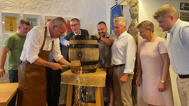 Fünf Schläge und ein paar Spritzer brauchte es, bis Marktheidenfelds Bürgermeister Thomas Stamm am Freitagabend das erste Laurenzi-Festbier vom Fass an die Gäste der Bierprobe ausschenken konnte. Von links: Veit Pfeuffer-Martin (Brauer und Mälzer der Martinsbräu), Bürgermeister Thomas Stamm, stellvertretender Landrat Christoph Vogel, Brauer Helmut Eschenbach, Joachim Papert von der Festwirts-Familie, Martinsbräu-Chefin Maria Martin sowie Braumeister Luis Pfeuffer-Martin.