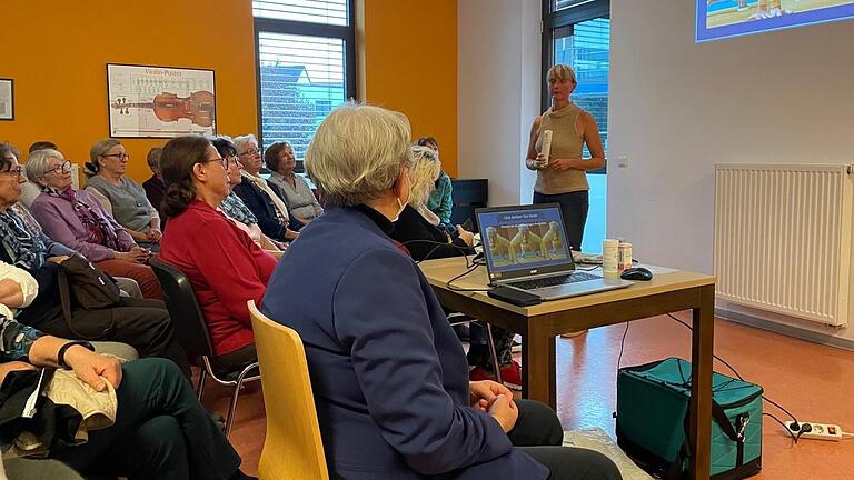 Anja Fahrmeier referierte im voll besetzten Saal der Musikschule Wiesentheid zum Thema Osteoporose.