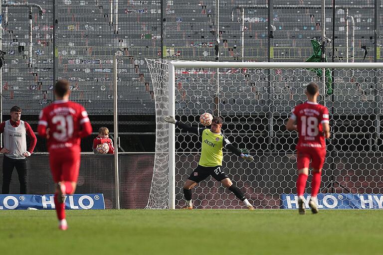 Gegentor Nummer zwei: Kickers-Torhüter Vincent Friedsam kann den Schuss von Yannick Glessing nicht parieren. Gegentor Nummer zwei: Kickers-Torhüter Vincent Friedsam kann den Schuss von Yannick Glessing nicht parieren.