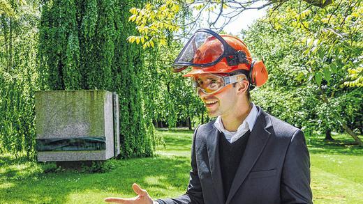 Der Rasenzauberer: Ralf Witthaus mäht mit Riesen-Buchstaben ein Liebeslied in den Ringpark.