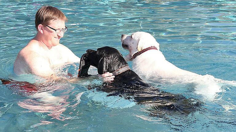 Lachende Hundebesitzer: &bdquo;Das ist eine super Sache hier&ldquo; schwärmt Peter Stepan. &bdquo;Am Badesee gibt es immer Ärger&ldquo;.