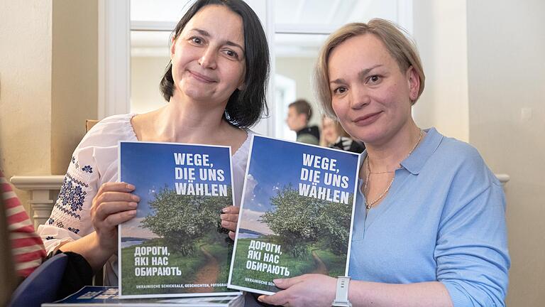 Mit den druckfrischen Exemplaren: Anastasia Schmid (Vorsitzende, rechts) und Ljudmila Bojkova vom Verein 'Mrija' bei der Vorstellung von 'Wege, die uns wählen' in der Stadtbücherei in Würzburg.