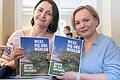 Mit den druckfrischen Exemplaren: Anastasia Schmid (Vorsitzende, rechts) und Ljudmila Bojkova vom Verein 'Mrija' bei der Vorstellung von 'Wege, die uns wählen' in der Stadtbücherei in Würzburg.