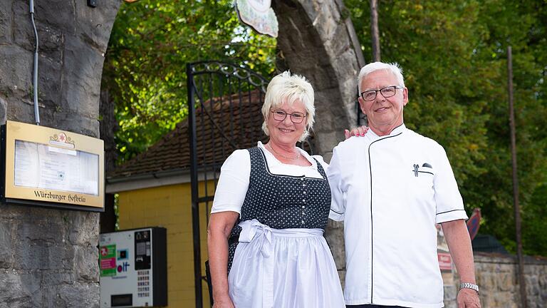 Gaby und Reinhard Henke gehen nach 22 Jahren Arbeit im Hofbräukeller in Würzburg in den Ruhestand.