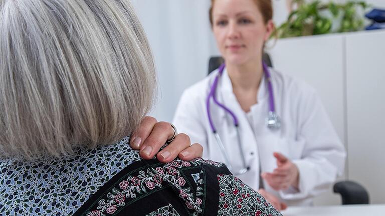 Wenn Kassenpatienten dringend einen Termin beim Facharzt benötigen, kann ein Gespräch beim Hausarzt oder der Hausärztin helfen. Wenn Kassenpatienten dringend einen Termin beim Facharzt benötigen, kann ein Gespräch beim Hausarzt oder der Hausärztin helfen. 