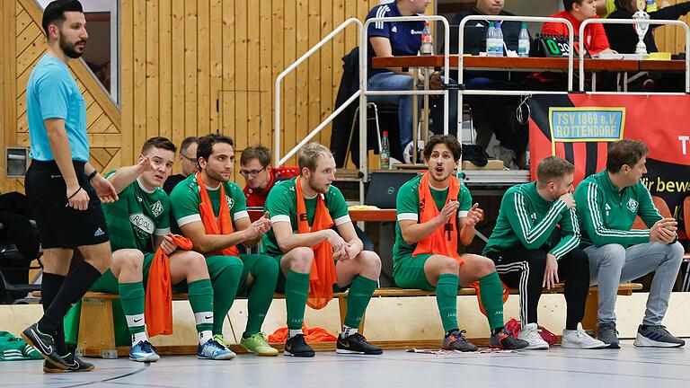 Trotz schwieriger Bedingungen ist die Begeisterung beim FV Karlstadt (von links mit Marvin Zimmermann, Alperen Yildirim, Mika Beckert, Ersin Özdemir und Trainer Jens Fischer/rechts) groß. Trotz schwieriger Bedingungen ist die Begeisterung beim FV Karlstadt (von links mit Marvin Zimmermann, Alperen Yildirim, Mika Beckert, Ersin Özdemir und Trainer Jens Fischer/rechts) groß.