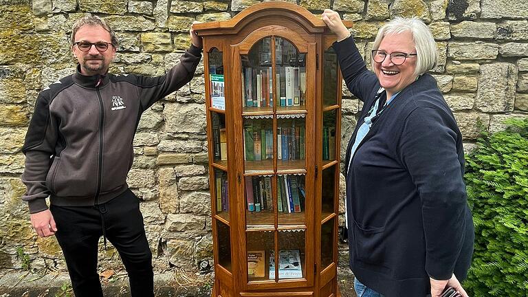 Bürgermeisterin Astrid Glos und Sebastian Därr von Aplawia bei der Präsentation des neuen Bücherschranks am Alten Friedhof, der inzwischen auch schon wieder weg ist.