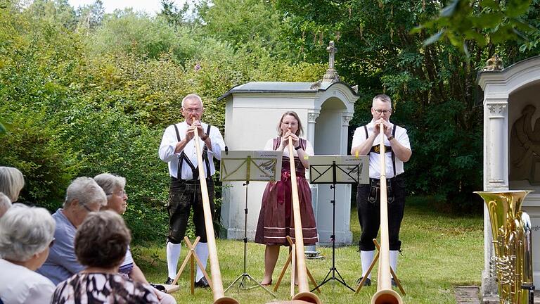 Die Alphornbläser (von links) Wolfgang Reith, Sabrina und Frank Brixel - Die Alphornbläser (von links) Wolfgang Reith, Sabrina und Frank Brixel Die Alphornbläser (von links) Wolfgang Reith, Sabrina und Frank Brixel - Die Alphornbläser (von links) Wolfgang Reith, Sabrina und Frank Brixel