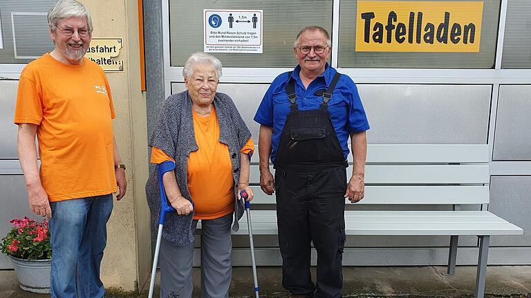 Elli Liebler (Mitte) stiftete der Tafel zwei hochwertige Sitzbänke. Friedrich Kraft (rechts) hatte sie in seiner Schlosserei gefertigt und am Tafeleingang montiert. Klaus Roos vom Tafelvorstand bedankte sich für die großzügige Spende.
