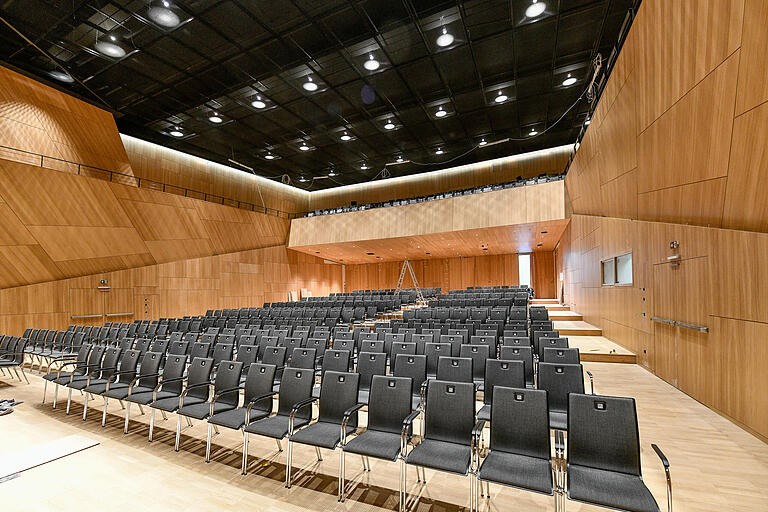 Im großen Konzertsaal der Weikersheimer TauberPhilharmonie finden&nbsp;612 Personen Platz. Daneben verfügt der teilbare Wittenstein-Saal über 200 Plätze.