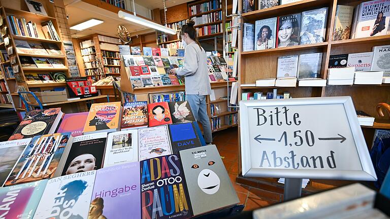 Langsam beginnen die Lockerungen: Nun zählen auch Buchläden zum 'Einzelhandel des täglichen Bedarfs', der selbst bei höheren Inzidenzwerten geöffnet bleiben darf. Langsam beginnen die Lockerungen: Nun zählen auch Buchläden zum 'Einzelhandel des täglichen Bedarfs', der selbst bei höheren Inzidenzwerten geöffnet bleiben darf.