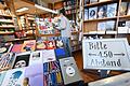 Langsam beginnen die Lockerungen: Nun zählen auch Buchläden zum 'Einzelhandel des täglichen Bedarfs', der selbst bei höheren Inzidenzwerten geöffnet bleiben darf.