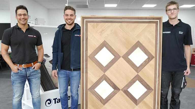 Mit seiner praktischen Prüfung wurde Michael Graber (rechts) bayerischer Landessieger unter den Parkettleger-Gesellen. Mit ihm freuen sich (von links) Franz Döring, Geschäftsführer seiner Ausbildungsfirma Hannweber in Dettelbach und Ausbilder Micha Bienmüller. Mit seiner praktischen Prüfung wurde Michael Graber (rechts) bayerischer Landessieger unter den Parkettleger-Gesellen. Mit ihm freuen sich (von links) Franz Döring, Geschäftsführer seiner Ausbildungsfirma Hannweber in Dettelbach und Ausbilder Micha Bienmüller.
