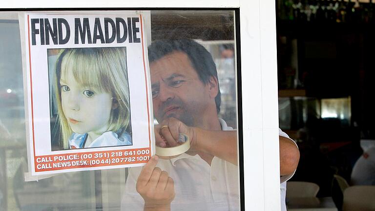 In Portugal hängt ein Kellner ein Bild der verschwundenen Maddie McCann auf. Immer wieder wandte sich die Polizei in dem Fall an die Öffentlichkeit mit der Bitte um Informationen. Jetzt stellte sich ein früherer Komplize des Verdächtigen aus Würzburg zum Interview.