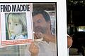 In Portugal hängt ein Kellner ein Bild der verschwundenen Maddie McCann auf. Immer wieder wandte sich die Polizei in dem Fall an die Öffentlichkeit mit der Bitte um Informationen. Jetzt stellte sich ein früherer Komplize des Verdächtigen aus Würzburg zum Interview.