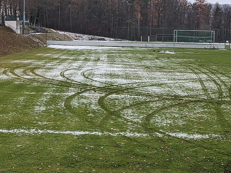 Der Sportplatz des SV Niederlauer wurde im Winter 2020 beschädigt, als Unbekannte den Rasen als Rennstrecke missbrauchten.