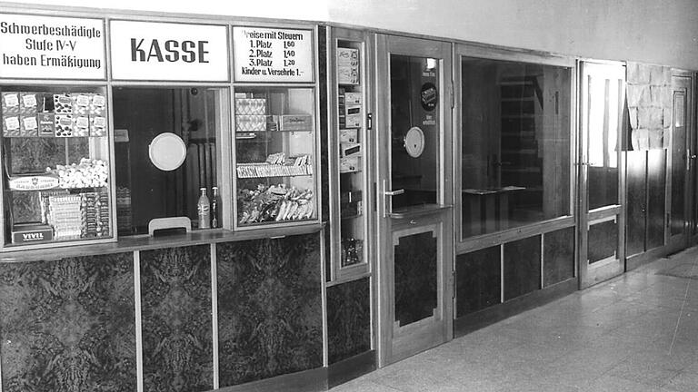 Die Zeiler Kinokasse in den 50er Jahren: Die Menschen im Deutschland der Nachkriegszeit konnten sich hier eine kurze Flucht aus ihrem Alltag kaufen. Die Zeiler Kinokasse in den 50er Jahren: Die Menschen im Deutschland der Nachkriegszeit konnten sich hier eine kurze Flucht aus ihrem Alltag kaufen.