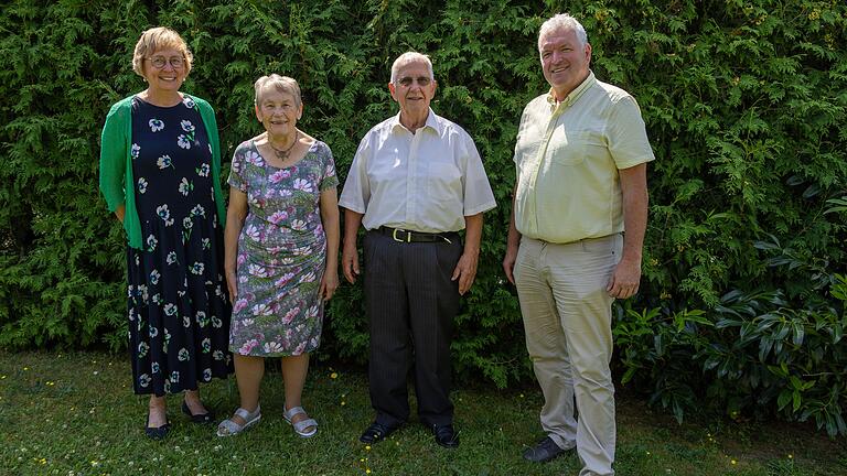 Anna und Georg Przybilski (Mitte) gemeinsam mit Birgit Bayer und Jürgen Hennemann, die Glückwünsche überbrachten.