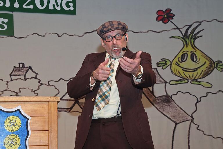 Ob seiner grandiosen unverzichtbare Größe in der Greußemer Fastnacht und in der Funktion als örtlicher 'Verkehrsüberwacher' ist Gesellschaftspräsident Bernd 'Schins' Kleinschnitz. Ob seiner grandiosen unverzichtbare Größe in der Greußemer Fastnacht und in der Funktion als örtlicher 'Verkehrsüberwacher' ist Gesellschaftspräsident Bernd 'Schins' Kleinschnitz.