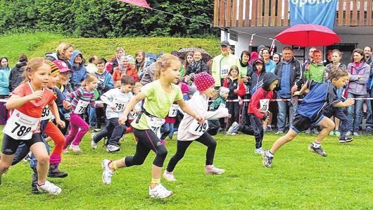 Beim &bdquo;Bambinilauf&ldquo; zeigen die kleinsten Laufsportler ihr Können und werden von den Zuschauern frenetisch angefeuert.