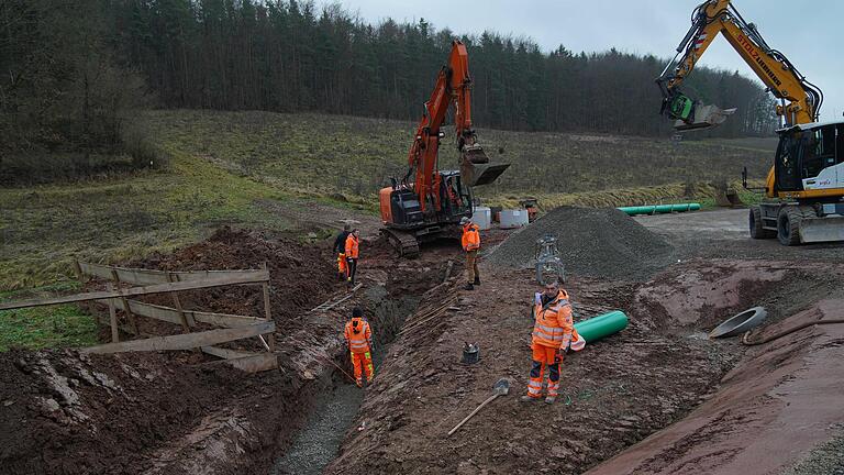 Neben der Straße wird der Graben für eine Oberflächenwasserreinigungsanlage hergestellt. Hier wird Reifenabrieb und Öl aus dem Regenwasser des Fahrbahnbereichs ausgefiltert.