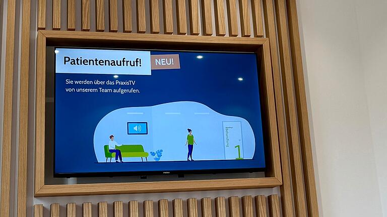 Die neue Praxis ist komplett digitalisiert, die Patienten werden per Bildschirm aufgerufen. Die neue Praxis ist komplett digitalisiert, die Patienten werden per Bildschirm aufgerufen.